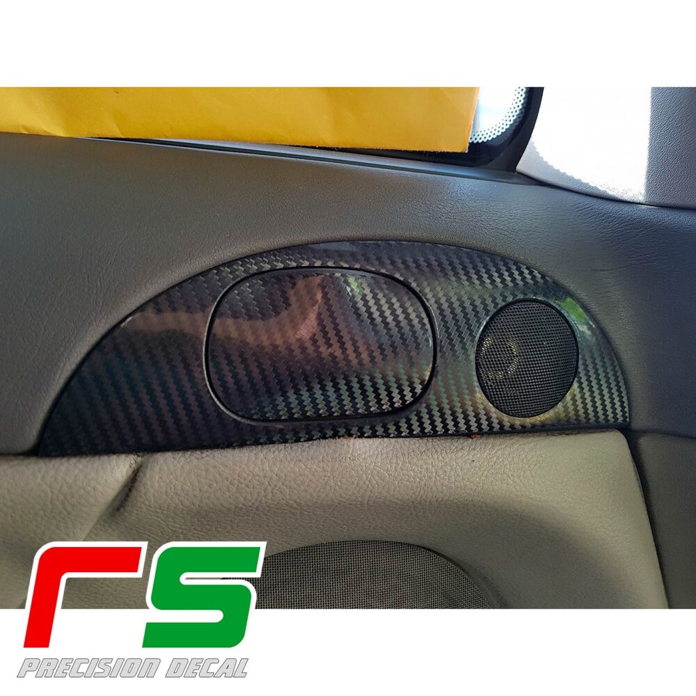 adesivi Alfa Romeo 147 GT carbonlook modanatura tweeter Decal in vinile simil carbonio  specifico per tweeter posteriori di alfa 147 3 porte e alfa GT kit composto da 2 pezzi isola tweeter e 2 pezzi decal ceneriera   facili e semplici da installare, il vinile permette di essere staccato più volte senza che venga compromessa la sua capacità di incollare