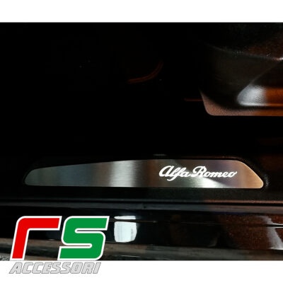 battitacco Alfa Romeo Giulia acciaio inox logo illuminato